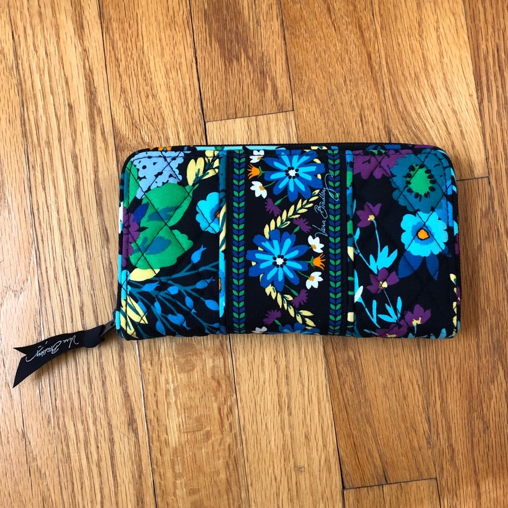 Vera Bradley zip wallet